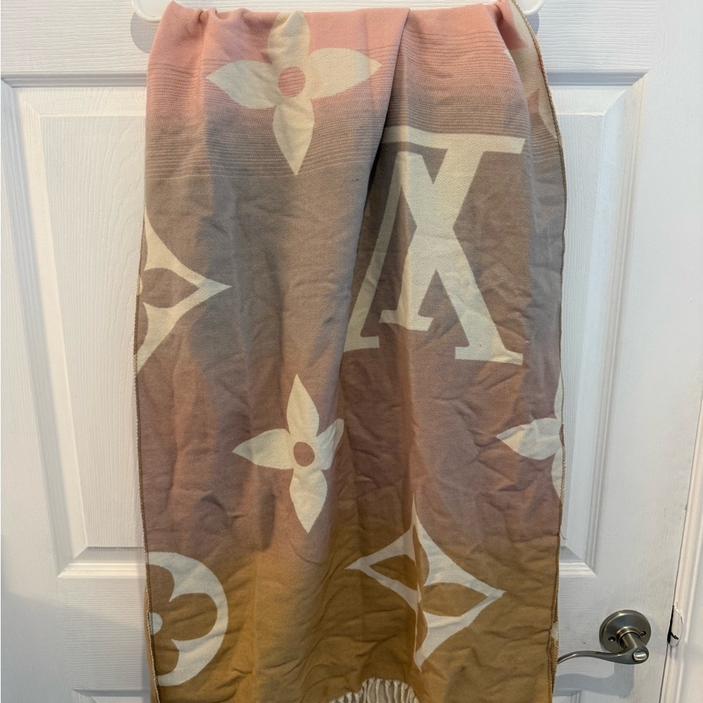 Louis Vuitton Beige and Pink Gradient Monogram Stole - Picture 3 of 9